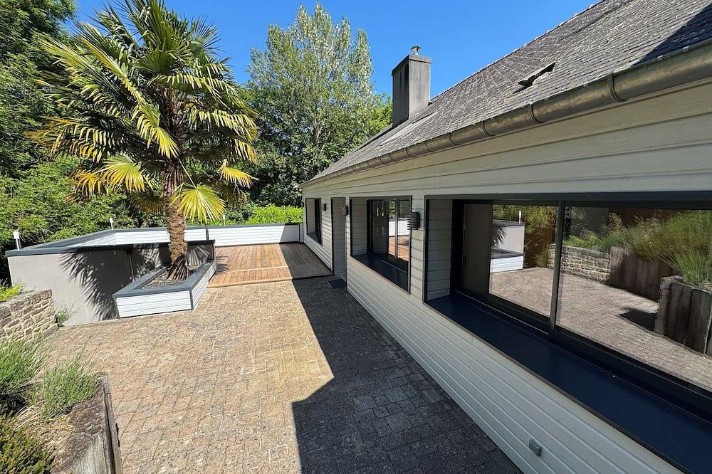 Nice cottage in the heart of the forest with direct access to Dinan harbor. in Dinan, Dinan region