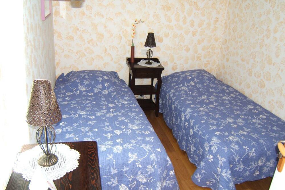 Petite chambre Lits jumeaux - Climatisation et Wifi in Labruguière, Région de Castres