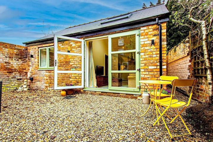 Bed and breakfast for 3 people, with garden in Chester