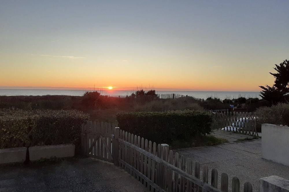 Maisonette with sea view terrace and proximity to the sea. in Barbâtre, Noirmoutier