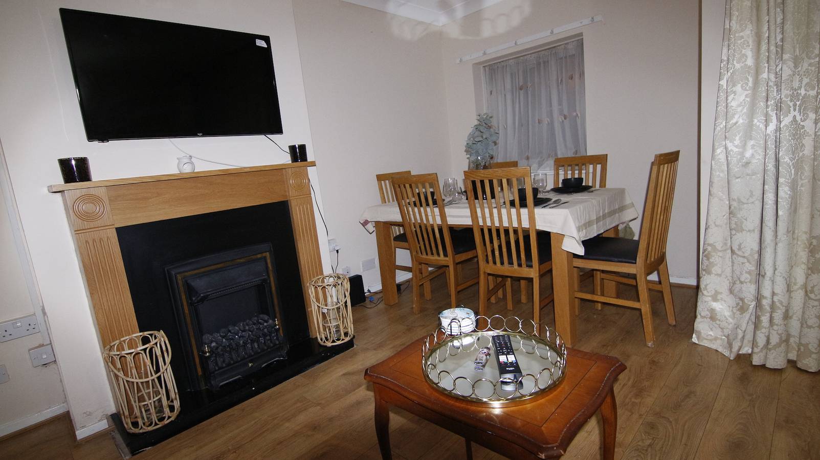 Entire vacation apartment, Stay8 Sleeps 6 with Street Parking in Birmingham, Birmingham Area