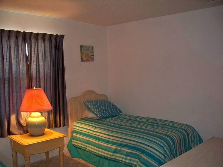 Vacation rental for 6 people, with pool and yard as well as balcony in Daytona Beach Shores