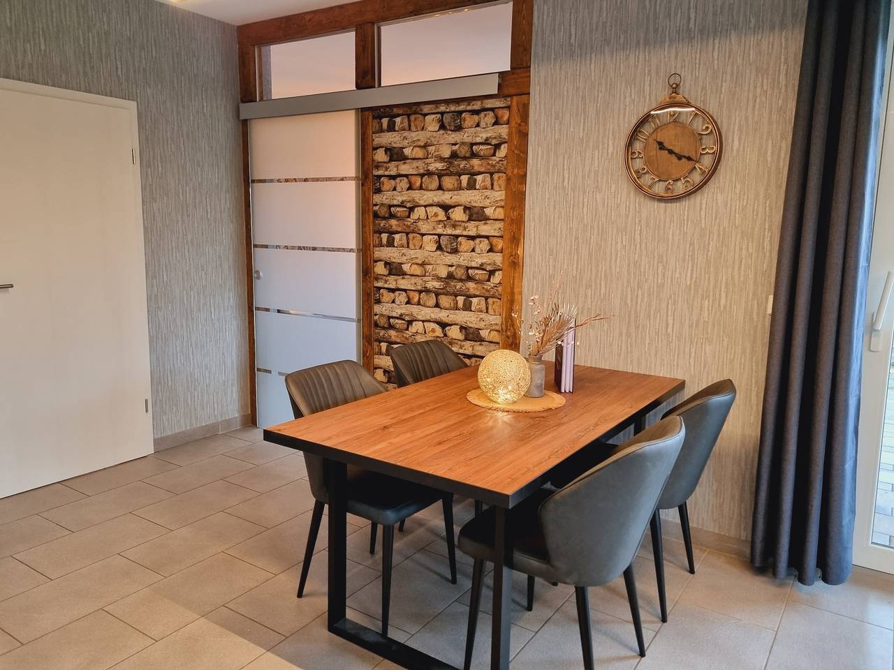 Apartamento entero, Eifel Dream Casa29 con jacuzzi exterior privado y sauna in Burbach, Bitburg-Prüm