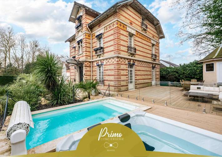 Villa pour 17 personnes, avec jacuzzi et jardin ainsi que sauna et piscine, adapté aux familles