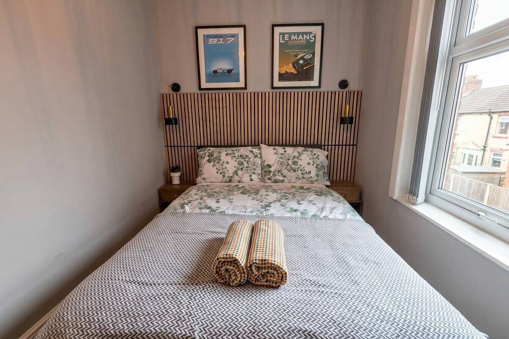 Sleeps six in style with three modern bathrooms, minutes from Wigan town centre in Wigan, Gran Mánchester