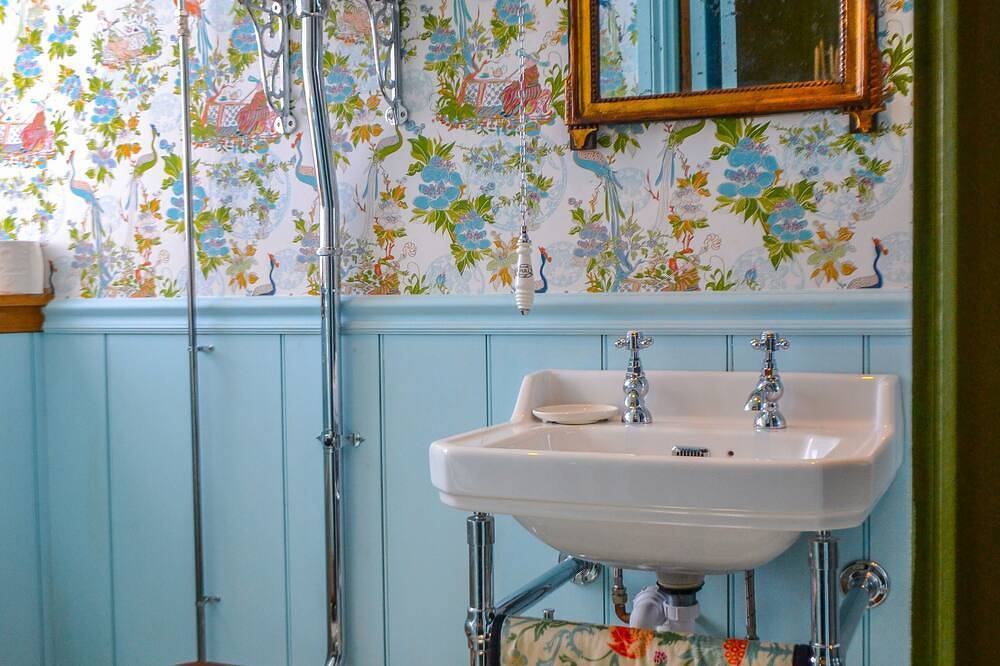 The Munches Room at Buittle Castle, a Georgian Style Stay in a Medieval Castle in Dalbeattie, Dumfries e Galloway