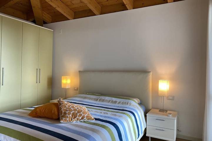 Ganze Wohnung, \"Il Sogno\" - Schöne 3-Fassadenwohnung in Manerba del Garda, Gardasee-Berge