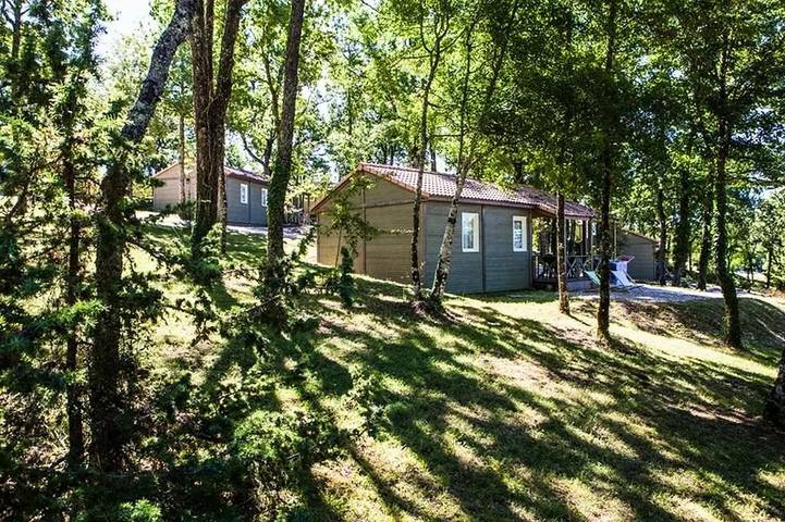 Mobil home pour 4 personnes, avec terrasse ainsi que vue et piscine, animaux acceptés dans Séniergues - 3