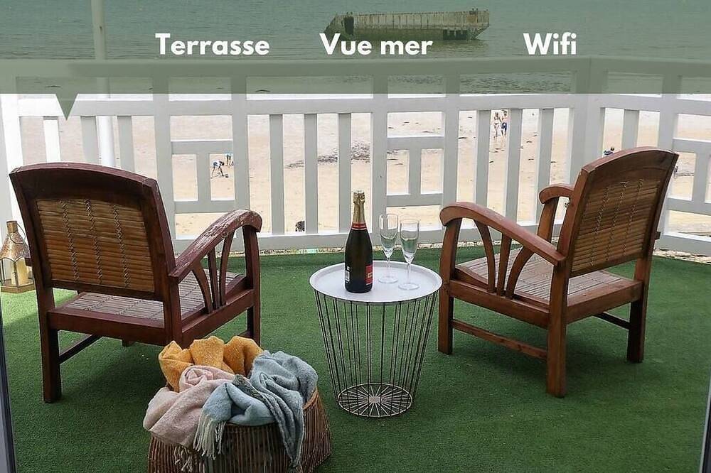 Entire apartment, Luxury apartment - with terrace and sea view in Arromanches-les-Bains, Bayeux region