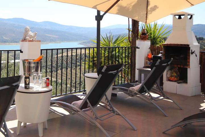 Casa rural para 6 personas, con jardín y jacuzzi en Iznájar