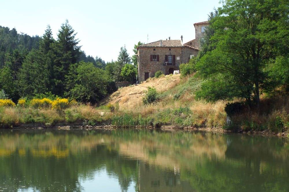 Maison de caractère avec jardin de 1000m2, belle vue dans une zone protégée. in Joannas, Parc naturel régional des Monts d'Ardèche