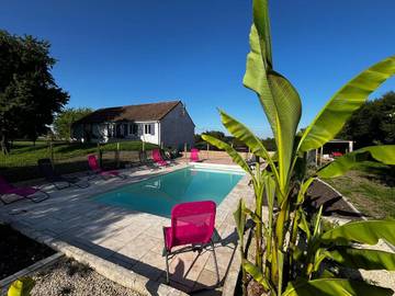 Gîte pour 10 personnes, avec jacuzzi ainsi que jardin et piscine, adapté aux familles à Boucé