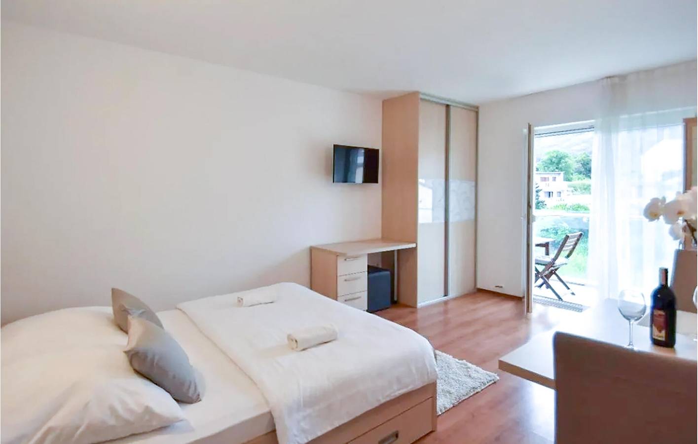 Ganze Ferienwohnung, Apartment mit Meerblick, Terrasse, Küche und Parkplatz in der Nähe des Strandes von Strobec in Stobrec, Split-Dalmatien