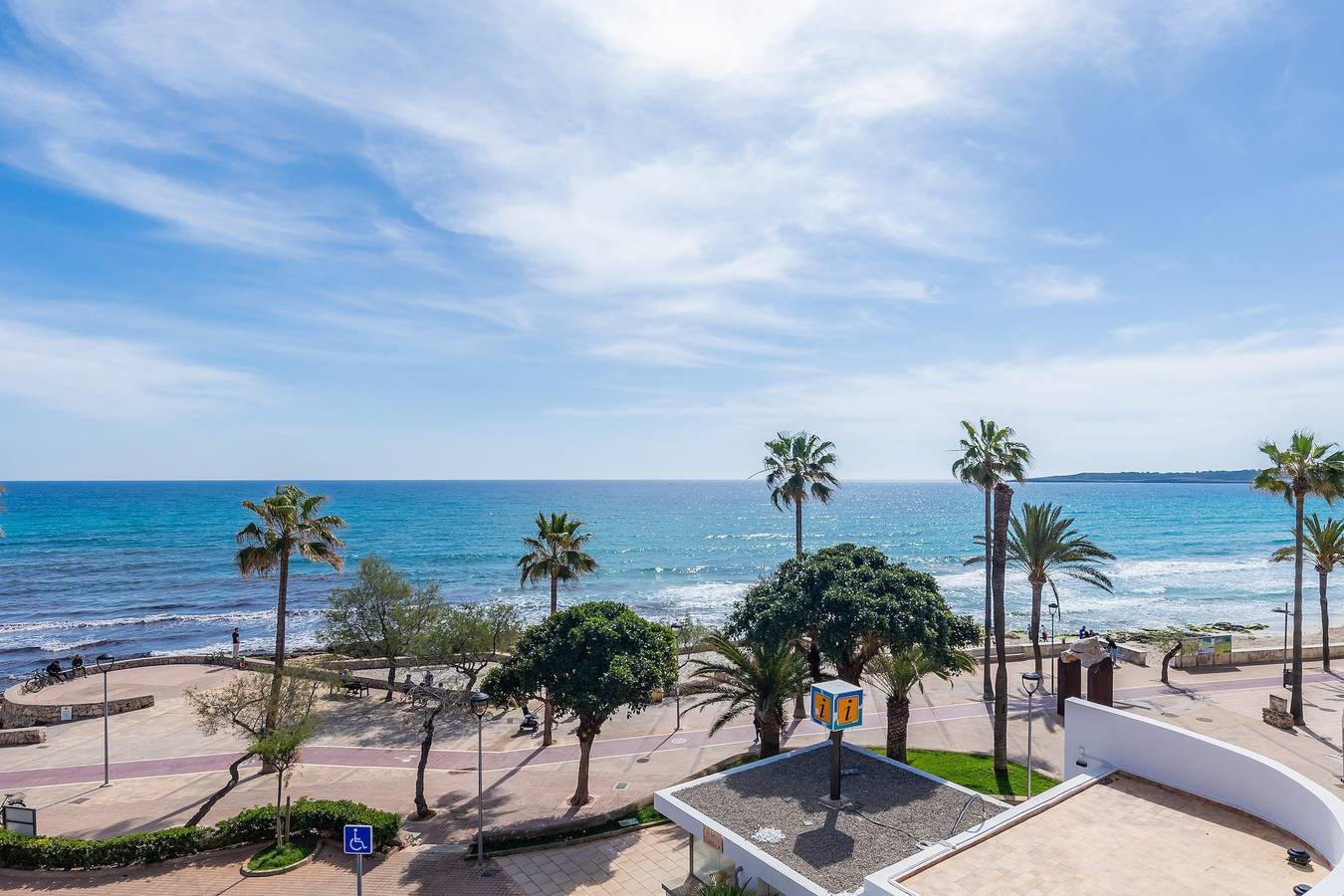 Ganze Wohnung, Seafront Apartment "Frente al mar" mit Meerblick, Wlan, Klimaanlage und Terrasse; Parkplatz vorhanden in Cala Millor, Son Servera