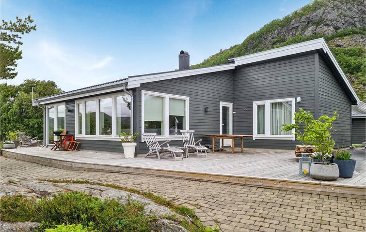 Ferienhaus für 9 Personen, mit Terrasse und Garten in Tröndelag