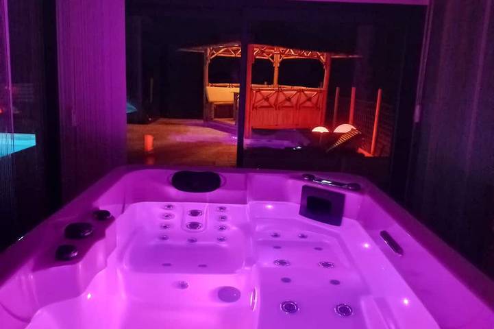 Location de vacances pour 2 personnes, avec jardin ainsi que terrasse et jacuzzi à Cayriech