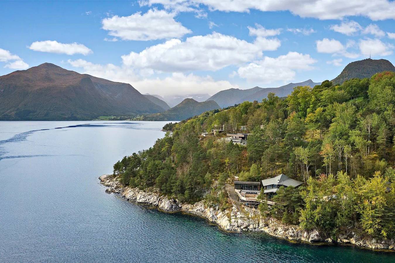 Fjordhütte mit Blick auf Wasserfälle im Romsdal in Rauma (Norwegen), Nördliches Fjordnorwegen