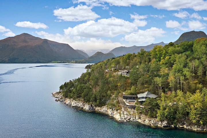 Fjordhütte mit Blick auf Wasserfälle im Romsdal in Rauma (Norwegen), Nördliches Fjordnorwegen