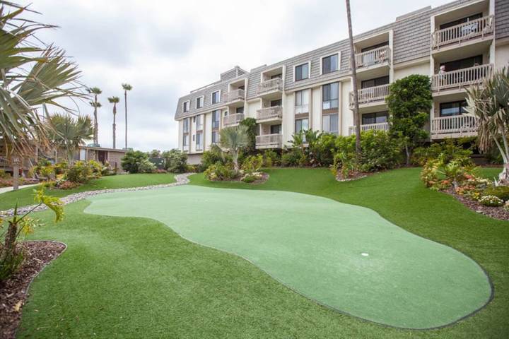 Vacation rental for 8 people, with yard and hot tub as well as pool and sauna in Oceanside