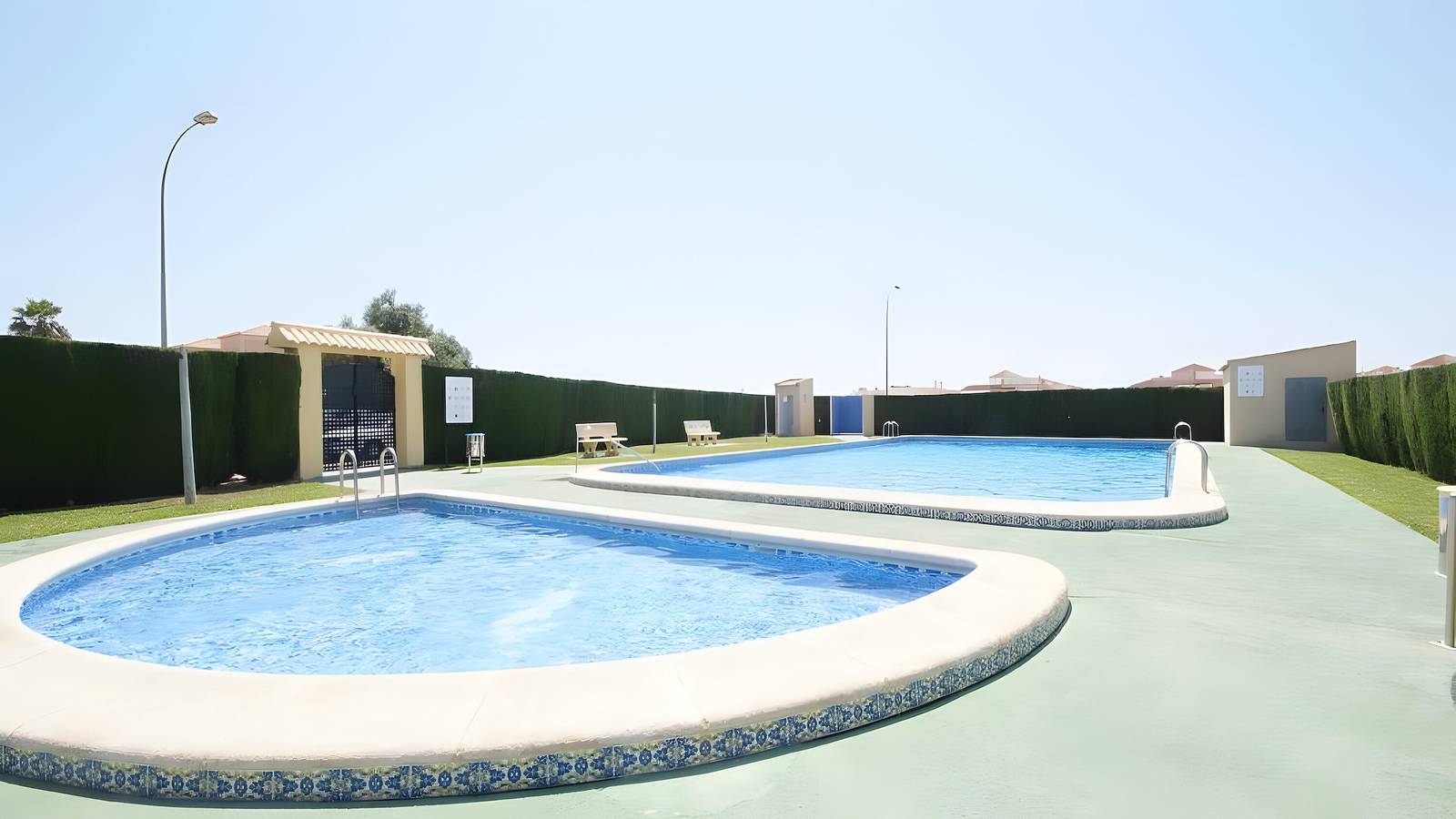 Entire apartment, Apartment 'Jardin Del Mar Paraje Natural' with Lake View, Shared Pool and Air Conditioning in Torrevieja, Costa Blanca