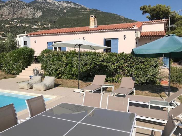 Location de vacances pour 6 personnes, avec jardin ainsi que vue et piscine dans Mikra Mandinia