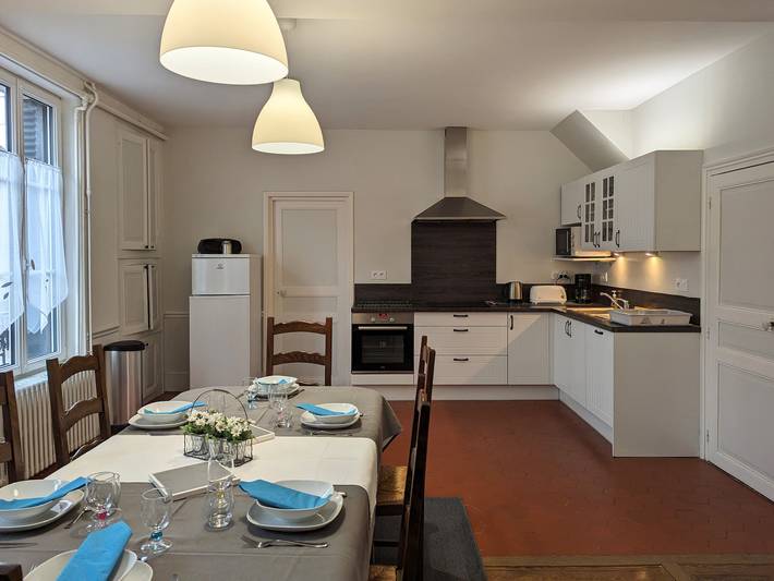 Casa familiar renovada con patio, 3 dormitorios y cocina moderna cerca de Fontainebleau in La Neuville-sur-Essonne, Región de Pithiviers