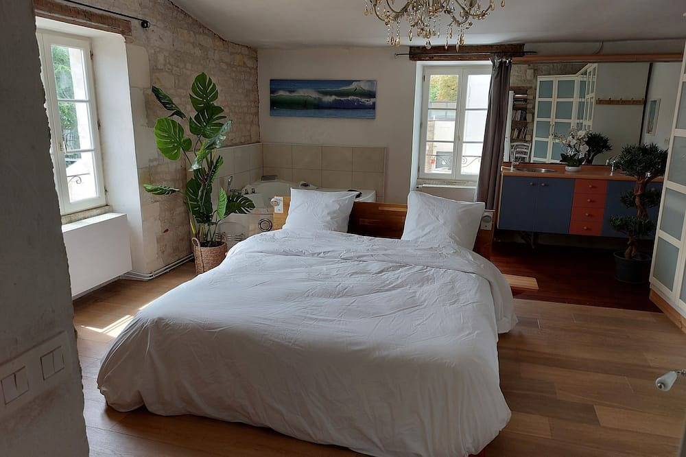 Vacation home rental with pool and beach for 10 people in Aytré, La Rochelle region