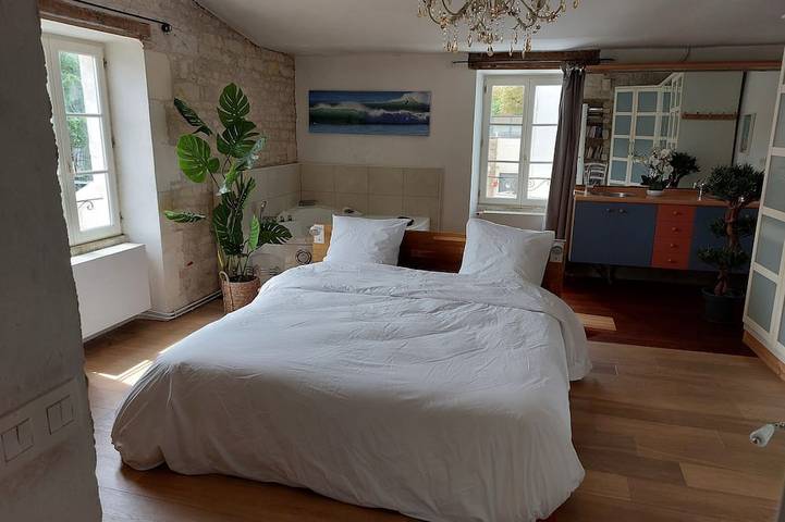 Vacation home rental with pool and beach for 10 people in Aytré, Región de La Rochelle