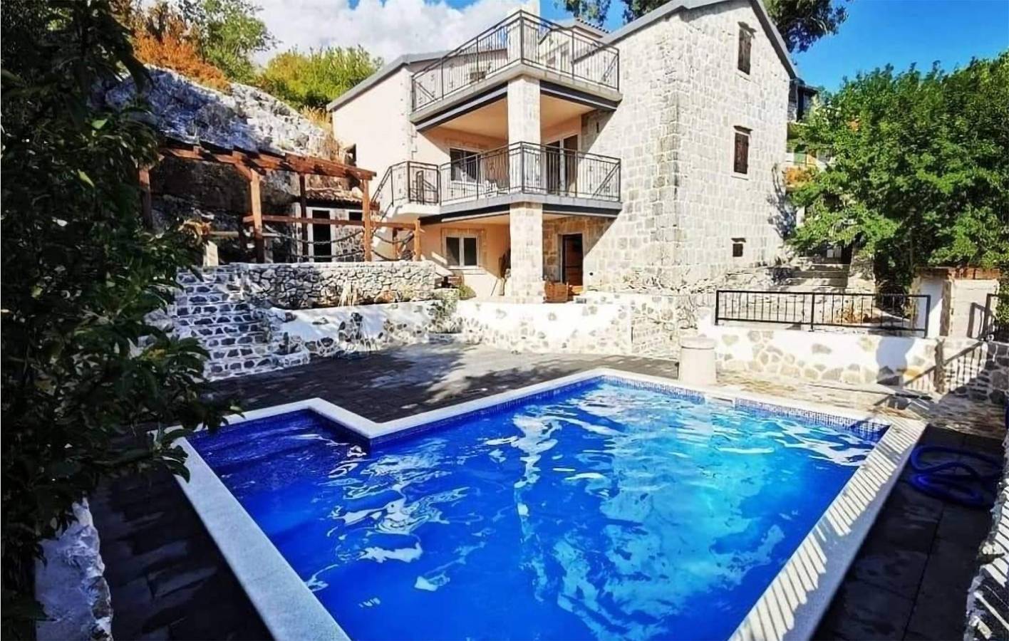 Stilvolle 2-Zimmer-Wohnung mit Pool, Terrasse und WLAN in Split-Dalmatien