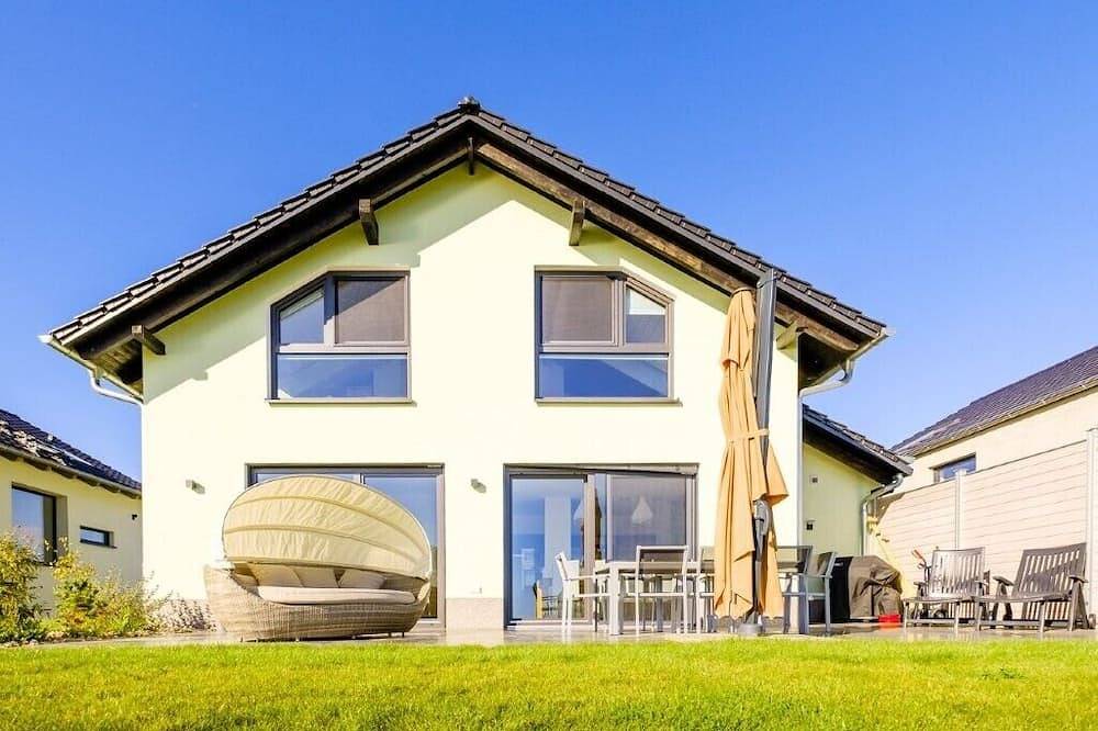 Ferienhaus Seebrise - eigener Strand mit direktem Seezugang, Ruderboot & Sauna in Löbnitz, Nordsachsen