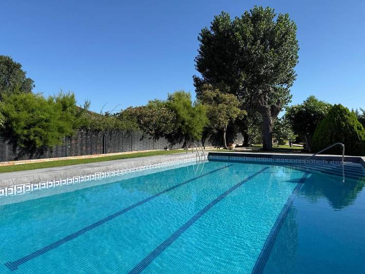 Chalet para 10 personas, con jardín además de piscina y jacuzzi en Cuenca del Medio Jarama