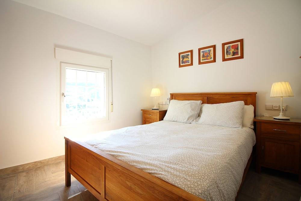 Detached country house with private pool, gardens & parking, perfect for family in Blanca, Murcia Inland