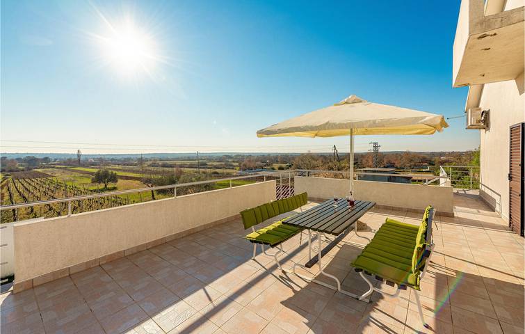 Modernes Apartment mit 2 Schlafzimmern, Pool und Terrasse, 200 m von lokalen Restaurants entfernt in Galovac, Zadar