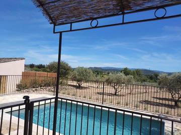 Gîte pour 6 personnes, avec piscine et terrasse à Joucas