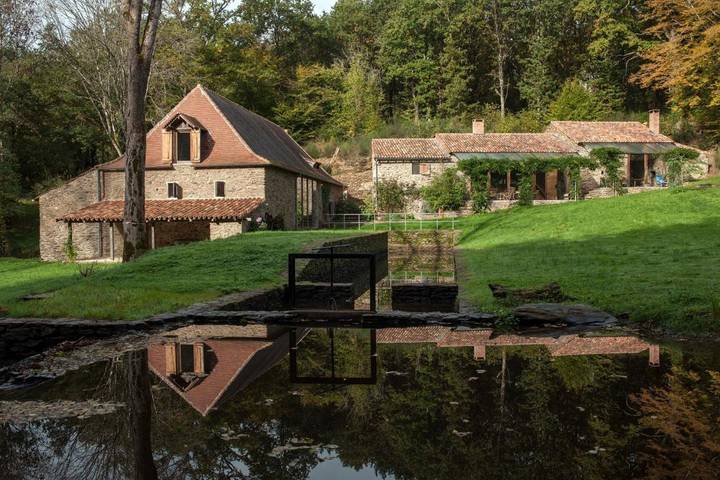 Location de vacances pour 8 personnes, avec jardin ainsi que vue et terrasse à Chalais (Aquitaine)