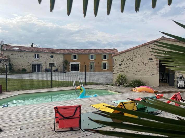 Location de vacances pour 14 personnes, avec Terrasse ainsi que Jardin et Piscine dans Saint-Paul-en-Gâtine