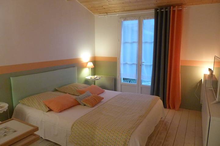 Location de vacances pour 12 personnes, avec jardin et terrasse dans Plage des Gollandieres (Le Bois-Plage-en-Re) - 2