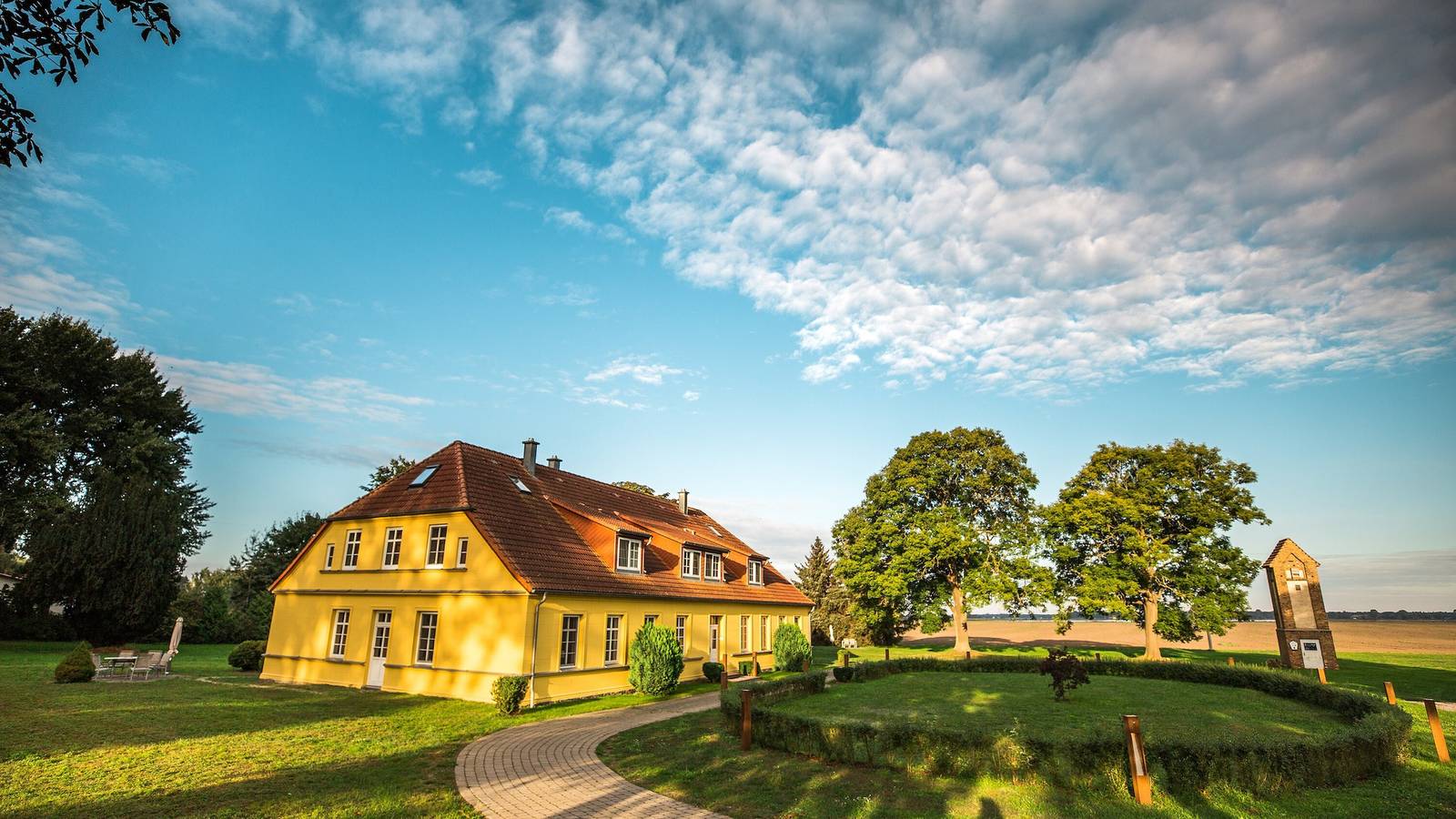 Ganze Wohnung, Ferienwohnung 'Gut Rattelvitz - Parterre Mitte' mit Meerblick, privater Terrasse und Wlan in Gingst, Rügen