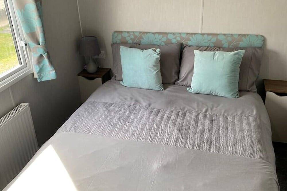Deluxe, Spacious, Modern 3 Bedroom Holiday Home, Large Enclosed Decking Veranda in Edinburgh and Lothian