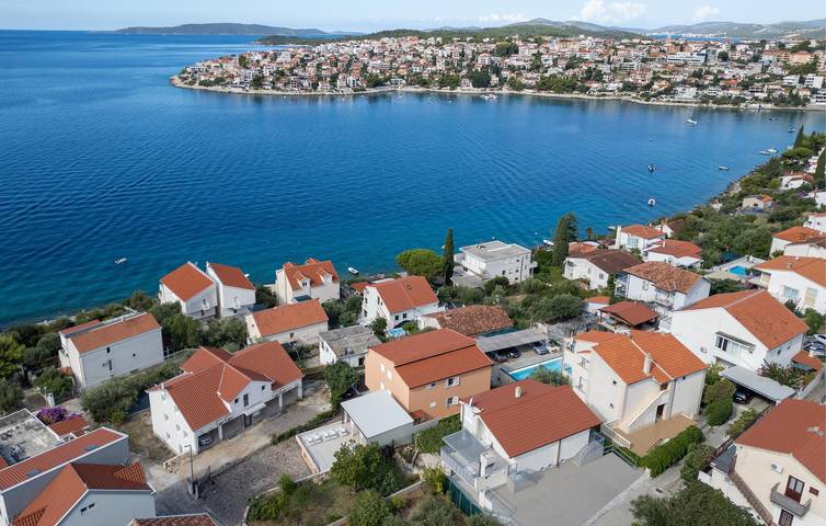 Ganze Ferienwohnung, Reizende 2-Zimmer-Wohnung mit Pool, WLAN und 700 m entferntem Strandzugang in Okrug Gornji, Ciovo