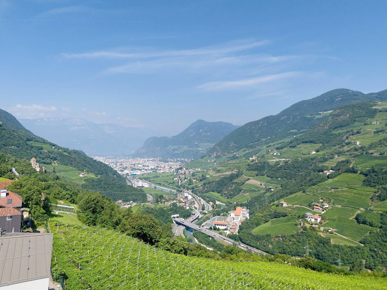 Ganze Wohnung, Neueröffnung - Ferienwohnung 'Vinea Guesthouse Terrace': Bergblick, großzügige Terrasse, Klimaanlage in Karneid, Rosengarten-Latemar