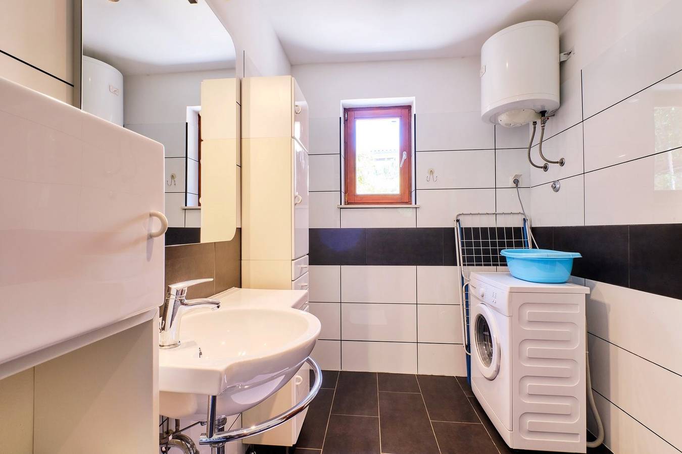 Ganze Wohnung, Das Apartment Ady 2 befindet sich im Erdgeschoss in Mali Losinj. Es ist möglich, 2 Personen unterzubringen. Es liegt in der Nähe des Strandes in der Gegend von Zagazinjine, 450 m vom Zentrum entfernt. in Mali Lošinj, Lošinj