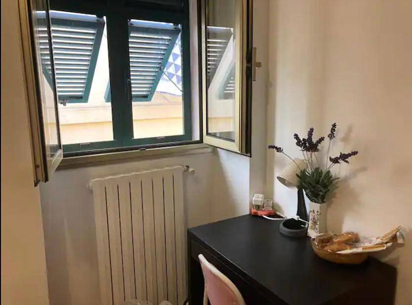 Cheerful Room, Sharing kitchen in a Cosy Family Art House, Ideal for one person or couple in San Remo, Commune de Sanremo