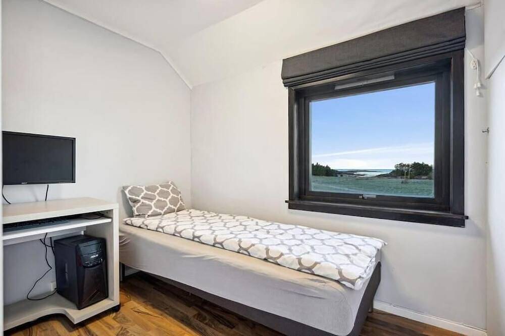 Island Getaway: Sea and Mountain Views in Sandøy, Nördliches Fjordnorwegen