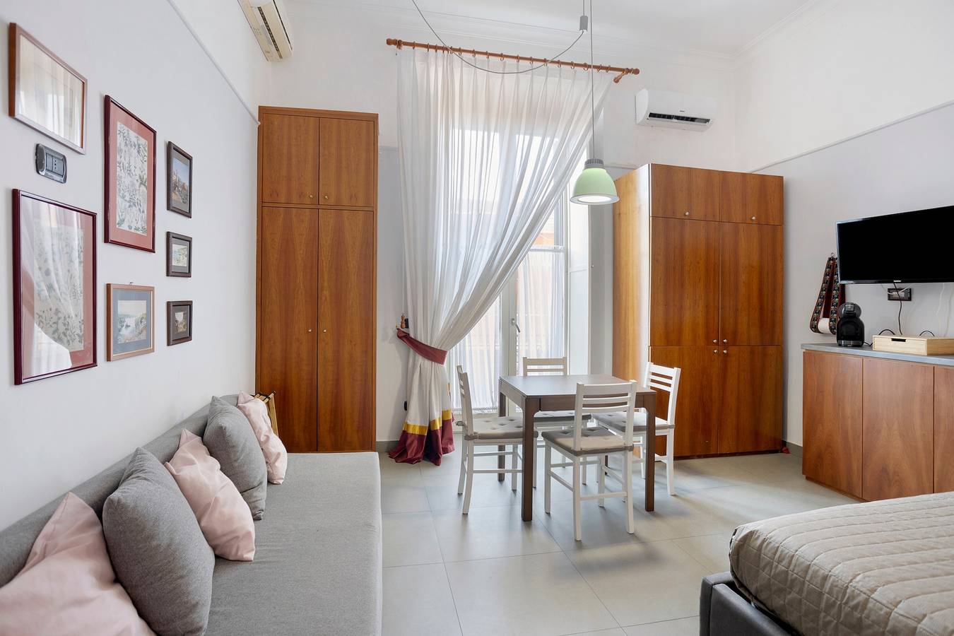 Apartamento entero, La Dimora Dei Reali - Grey Suite con Balcón, Wi-Fi y Aire Acondicionado in Nápoles, Provincia de Nápoles