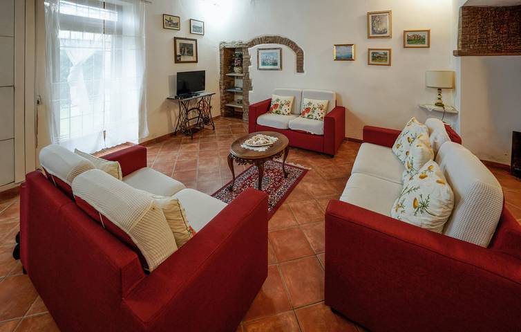 Accogliente appartamento con piscina, giardino e parcheggio, vicino al fiume e ai ristoranti in Gambassi Terme, Chianti