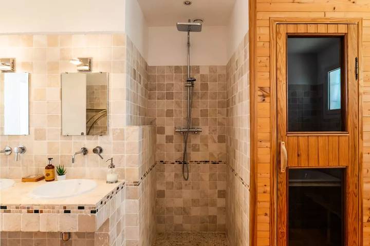 Location de vacances pour 8 personnes, avec sauna et vue ainsi que jardin et piscine à La Roquette-sur-Siagne - 3