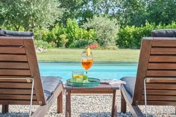 Ferienwohnung für 2 Personen, mit Terrasse und Garten sowie Pool und Ausblick
