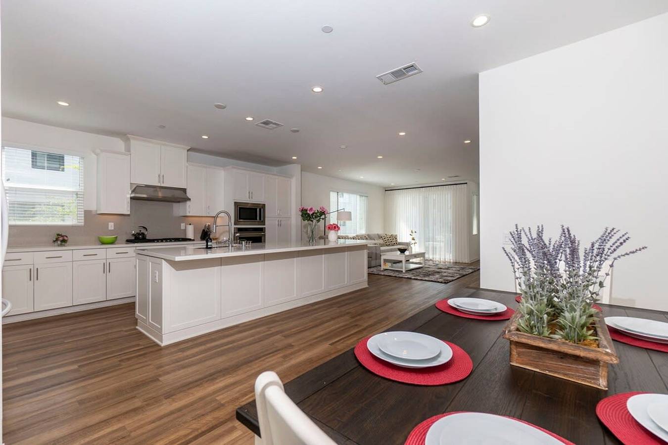Entire apartment, Central Location Master Bedroom w Shared Bathroom in Irvine, Orange County
