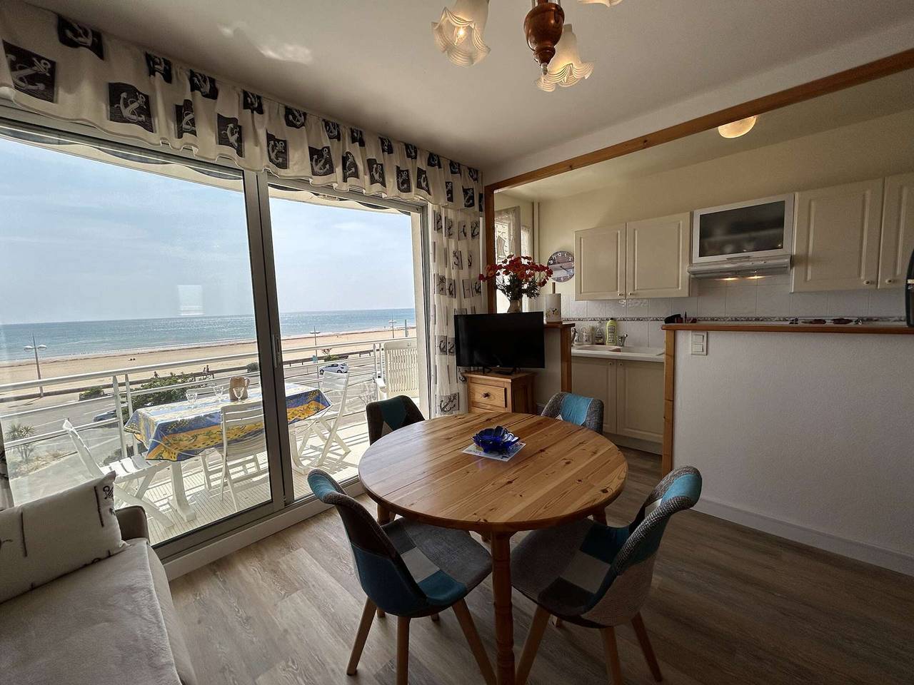 Entire apartment, Studio Cabin Sleeps 4 with Balcony and Parking - Saint-Jean-de-Monts in Saint-Jean-de-Monts, Vendée